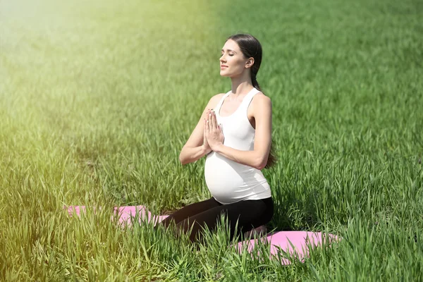 Femme enceinte pratiquant la pose de yoga — Photo