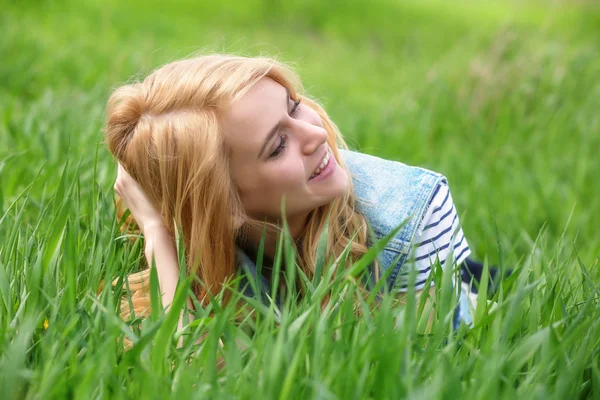 Красивая женщина на зеленой траве — стоковое фото