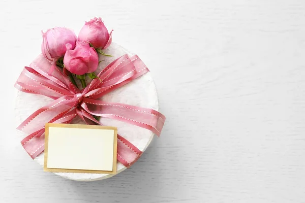 Подарункова коробка з красивими трояндами — стокове фото