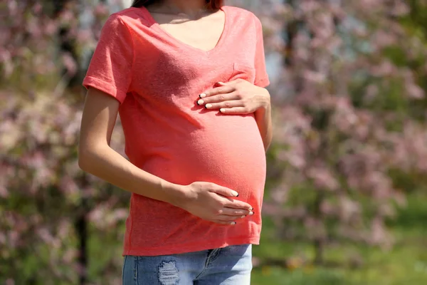 Zwangere vrouw op achtergrond — Stockfoto