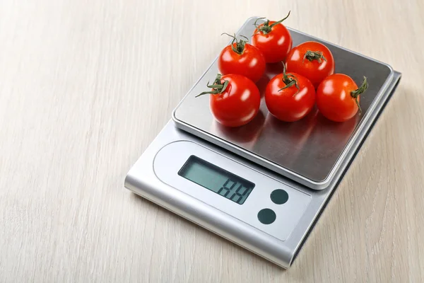 Tomaten mit digitaler Küchenwaage — Stockfoto