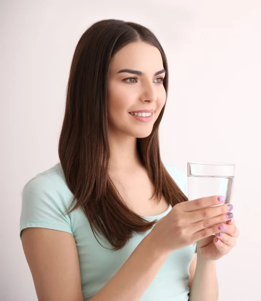 Schöne Mädchen trinken — Stockfoto