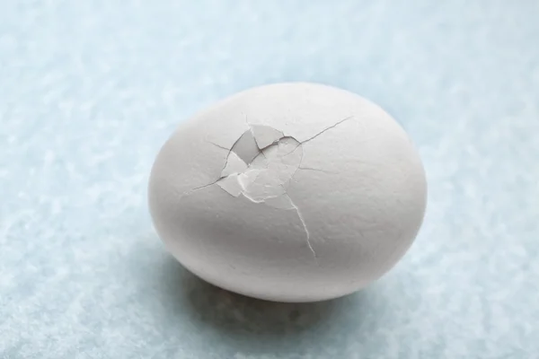 ひびの入った卵をクローズ アップ — ストック写真