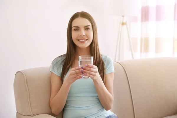 Menina bonita beber — Fotografia de Stock