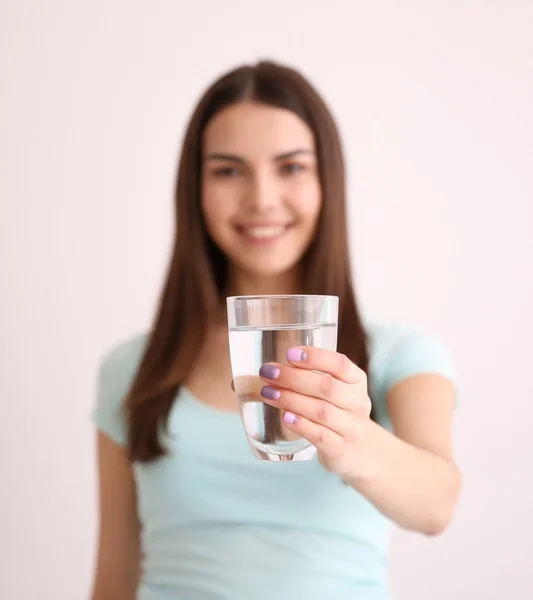 Menina bonita beber — Fotografia de Stock