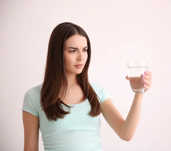 美しい少女を飲む — ストック写真