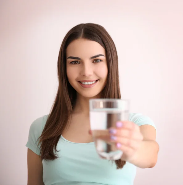 Menina bonita beber — Fotografia de Stock