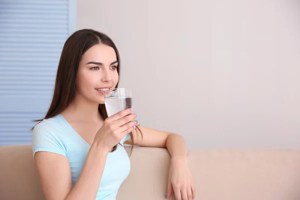 Schöne Mädchen trinken — Stockfoto