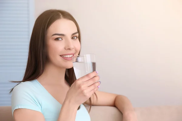 Menina bonita beber — Fotografia de Stock