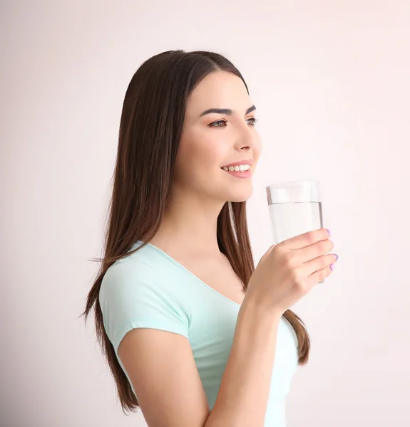 Menina bonita beber — Fotografia de Stock