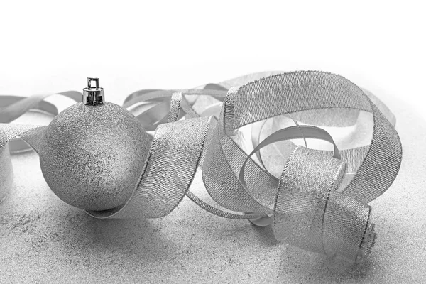 Boules de Noël avec rubans — Photo