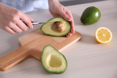 Kadın kesme taze avokado