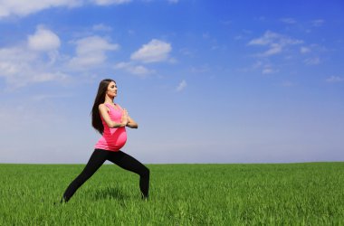 Hamile kadın pratik yoga teşkil