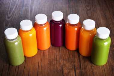 Detoks içki şişeleri