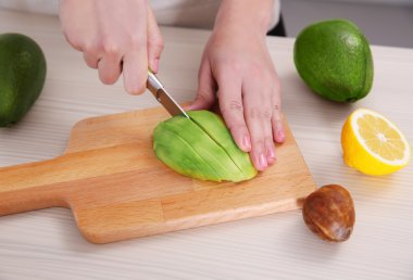 Kadın Dilimleme taze avokado