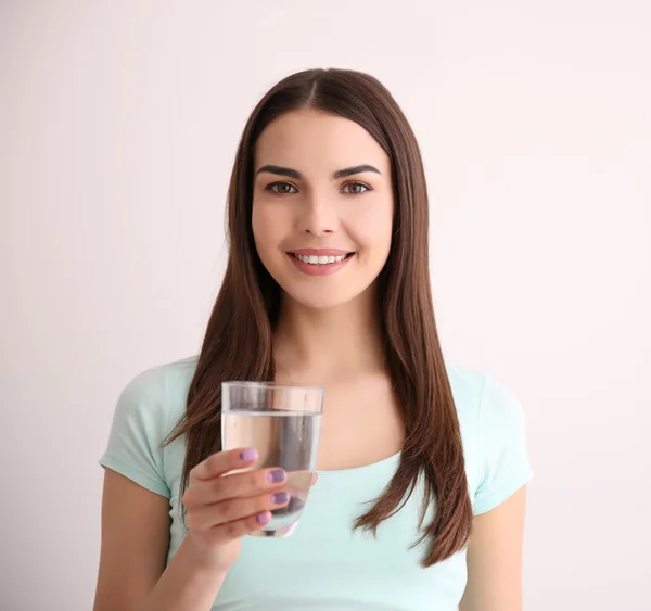 Menina bonita beber — Fotografia de Stock