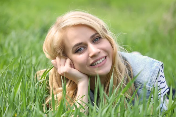 Mooie vrouw op groen gras — Stockfoto