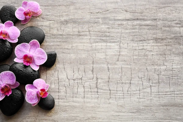 Спа-камни и орхидеи — стоковое фото