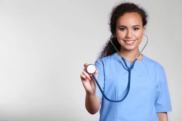 Bela médica afro-americana — Fotografia de Stock