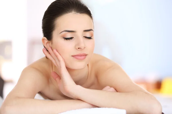 Vrouw ontspannen in de spa centrum — Stockfoto