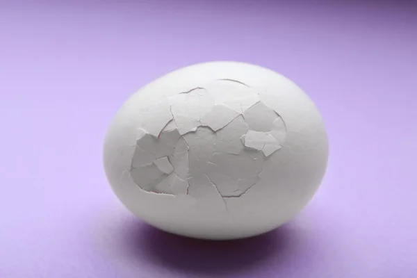 Cracked egg close up — Stock Photo, Image