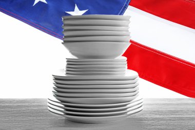 Farklı seramik tabak yığını 