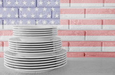 Tablo beyaz Bulaşık sırası yığılmış. 