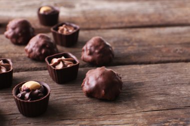 Arka plan üzerinde çikolata tatlılar