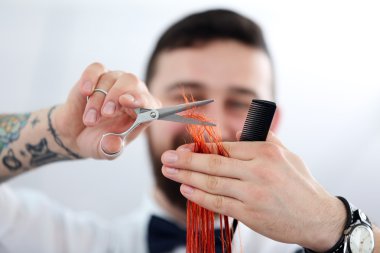 Kırmızı bukleler kesme Kuaför