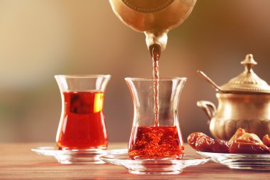 Siyah çay bardak içine dökme