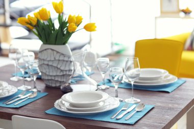 Yemekleri ve bir buket ile servis tablo