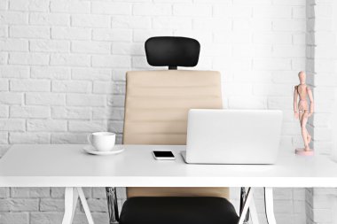 Dizüstü bilgisayarı olan modern işyeri