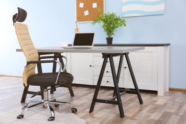 Dizüstü bilgisayarı olan modern işyeri