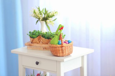 Hasır sepetteki Paskalya yumurtaları