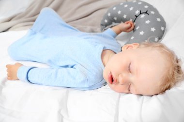 yatakta uyuyan bebek