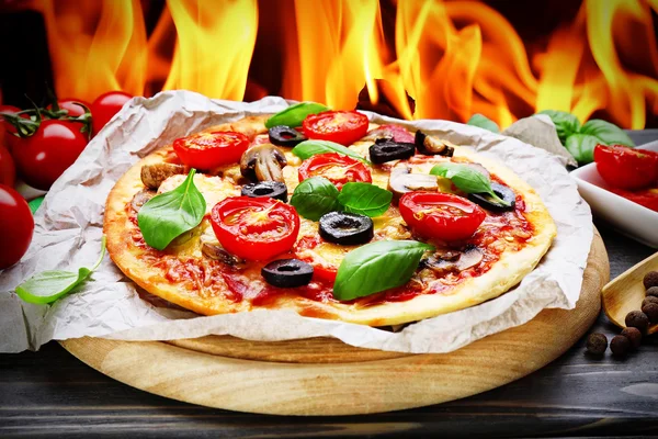 Вкусная пицца с овощами и базиликом — стоковое фото
