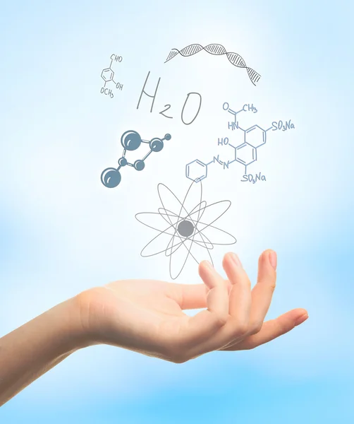 Forskare hand med kemiska formler. — Stockfoto