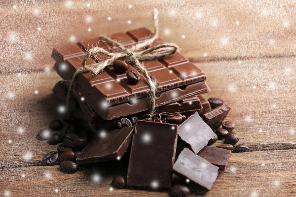 Pezzi di cioccolato su sfondo — Foto Stock