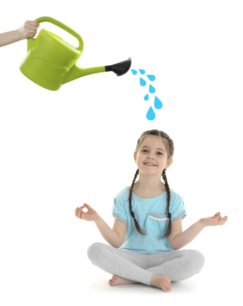 手捧着一只浇水的罐头 浇了一个小女孩 把她隔离在白色 成长理念 — 图库照片