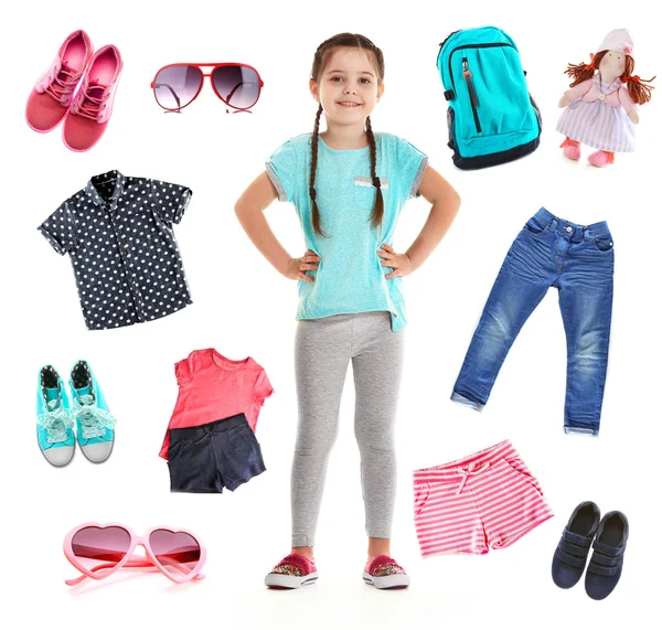 Kleines Mädchen Und Verschiedene Kleidungsstücke Isoliert Auf Weiß — Stockfoto