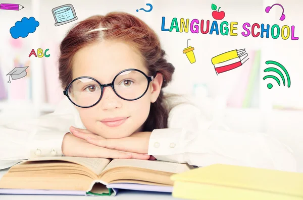 Dil Okulu Kavramı Kız Öğrenci Ile — Stok fotoğraf