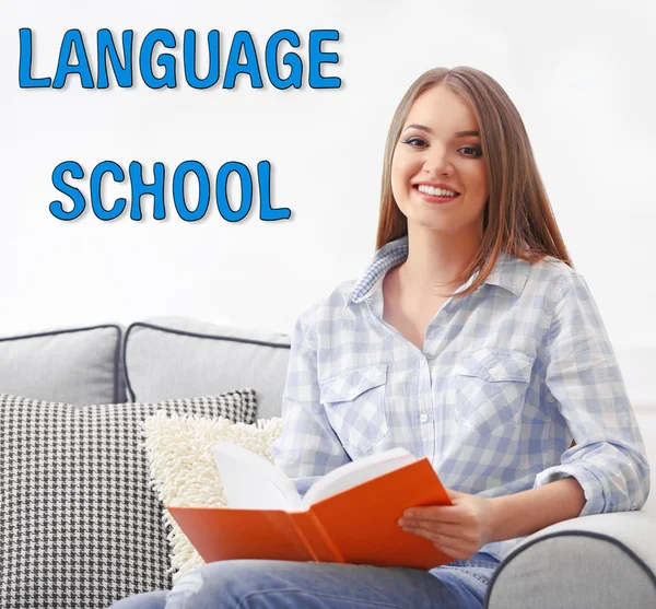 Language School concept met jonge vrouw — Stockfoto