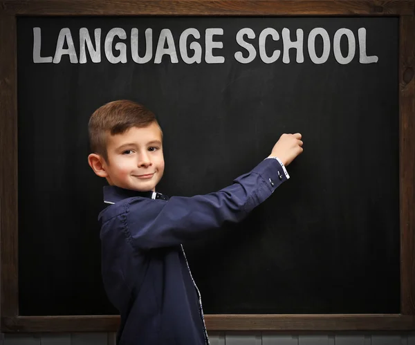 Language school konceptet med pojke — Stockfoto