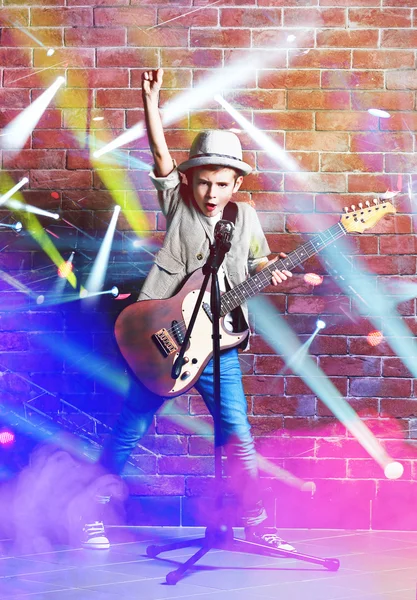 Liten pojke spelar gitarr — Stockfoto