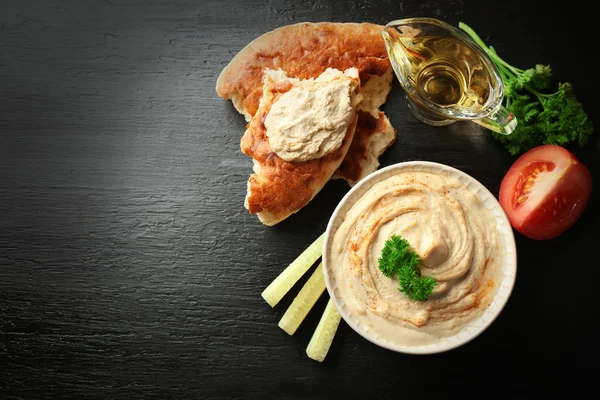 Seramik kase lezzetli humus — Stok fotoğraf