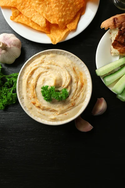 Keramikschale mit leckerem Humus — Stockfoto