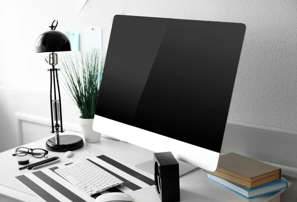 Moderne breedbeeld monitor — Stockfoto