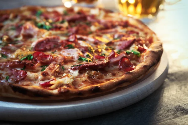 Deliciosa pizza y vasos de cerveza — Foto de Stock