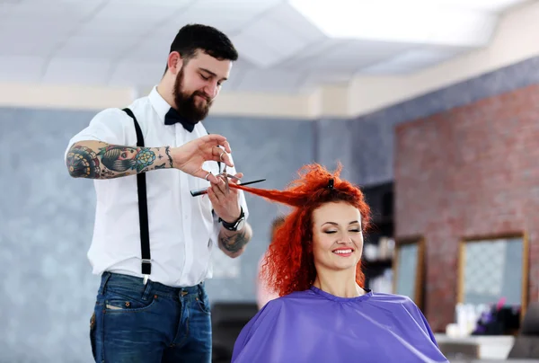 Schöne Mädchen besuchen Friseursalon — Stockfoto