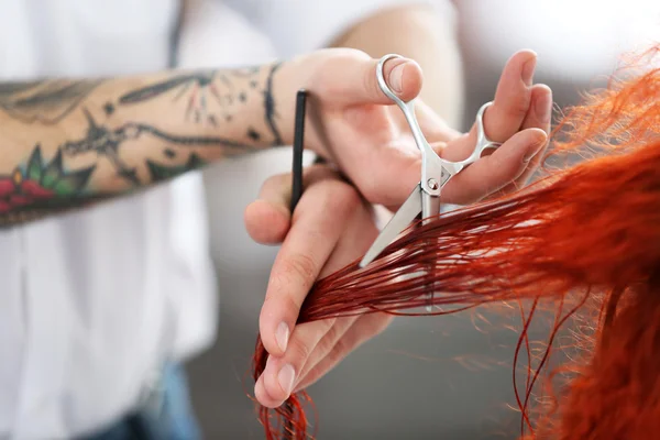 Friseur schneidet rote Locken — Stockfoto